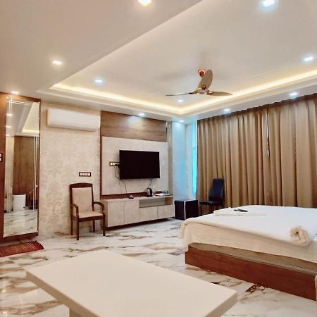 V Square Airport Hotel 勒克瑙 外观 照片