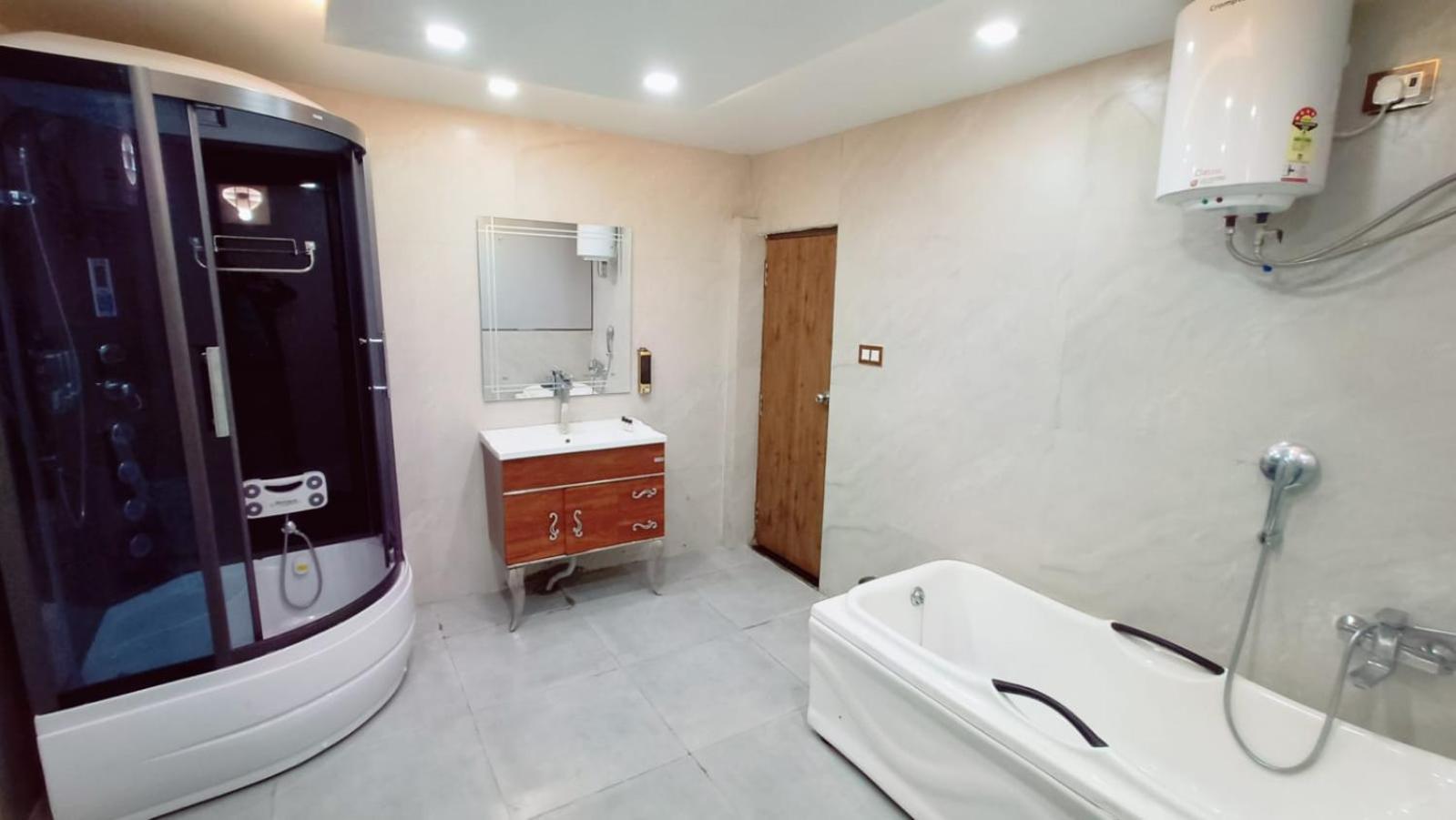 V Square Airport Hotel 勒克瑙 外观 照片