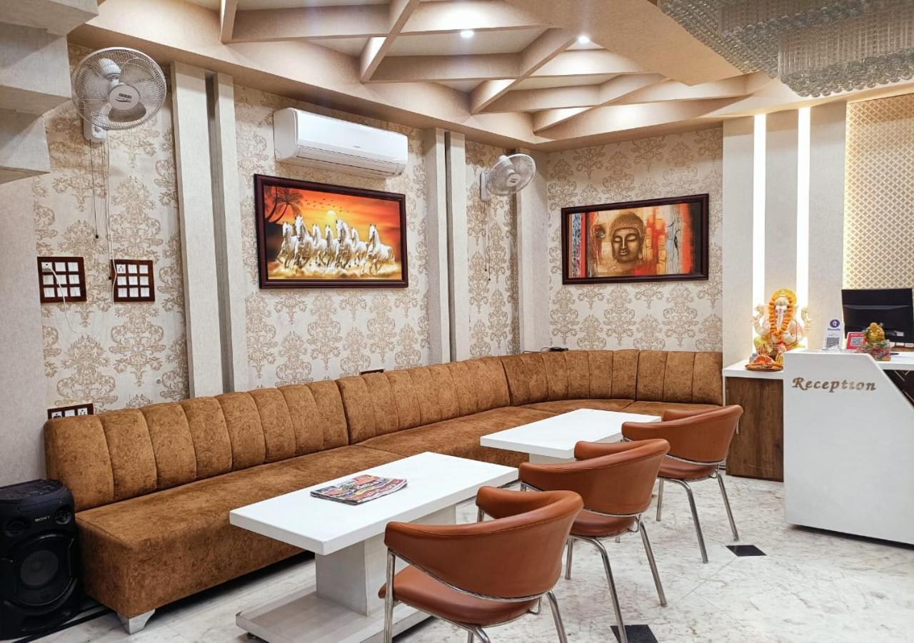 V Square Airport Hotel 勒克瑙 外观 照片