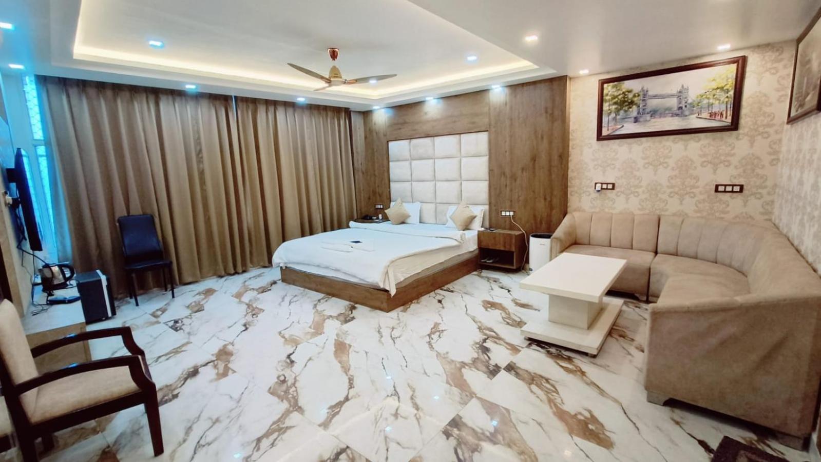 V Square Airport Hotel 勒克瑙 外观 照片