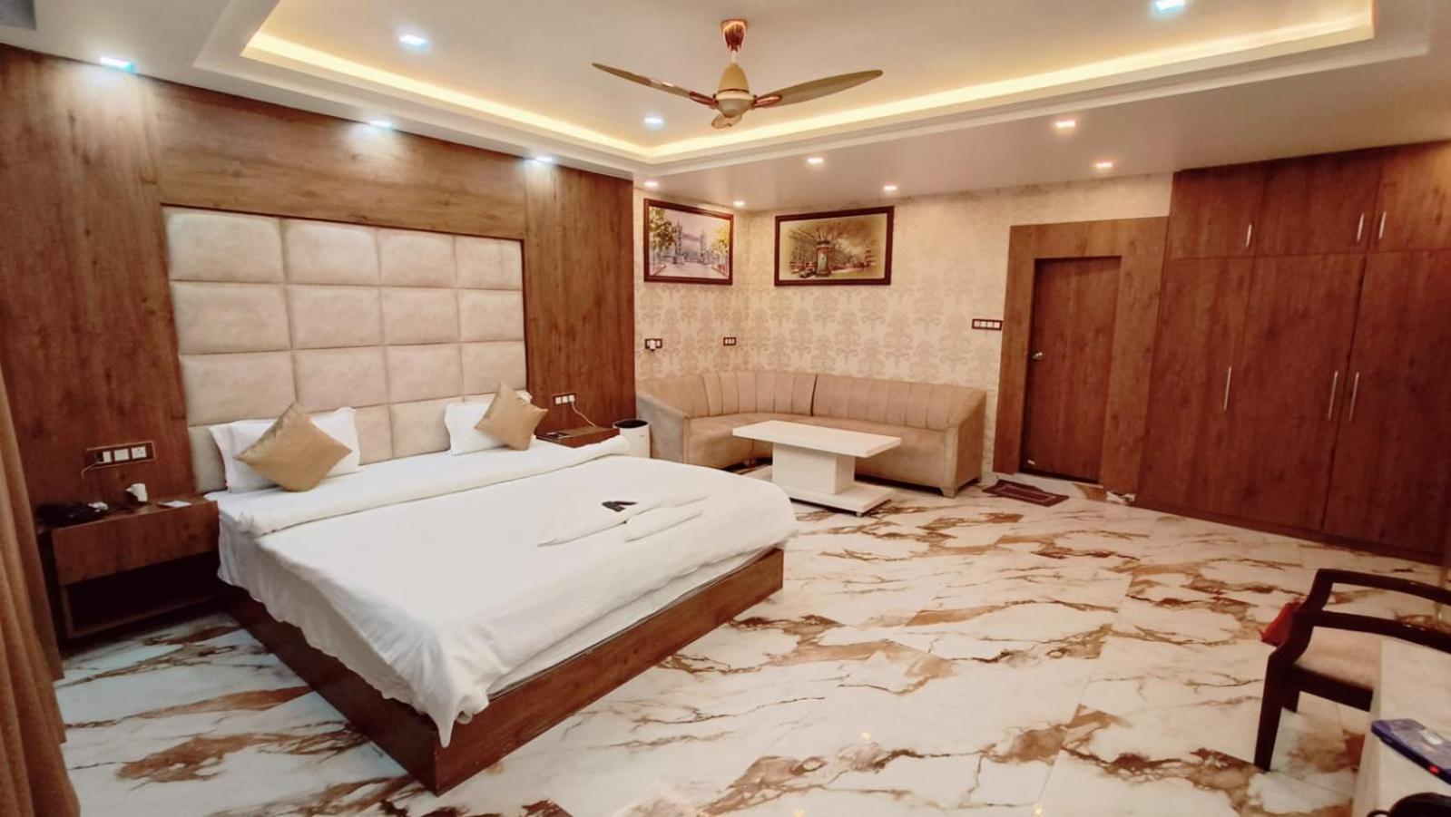 V Square Airport Hotel 勒克瑙 外观 照片