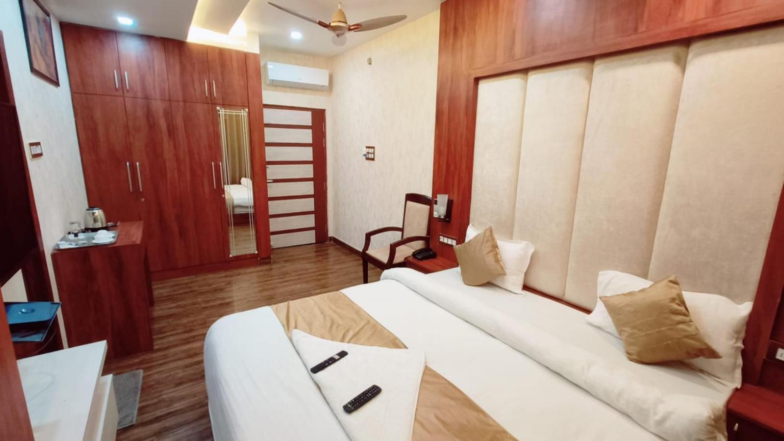 V Square Airport Hotel 勒克瑙 外观 照片