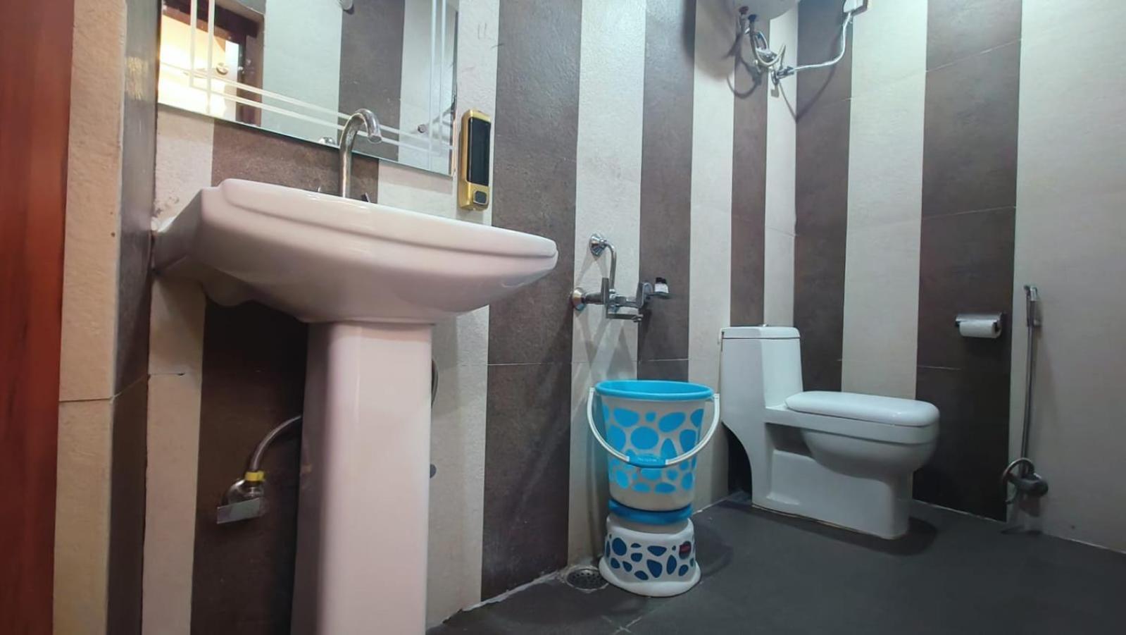 V Square Airport Hotel 勒克瑙 外观 照片