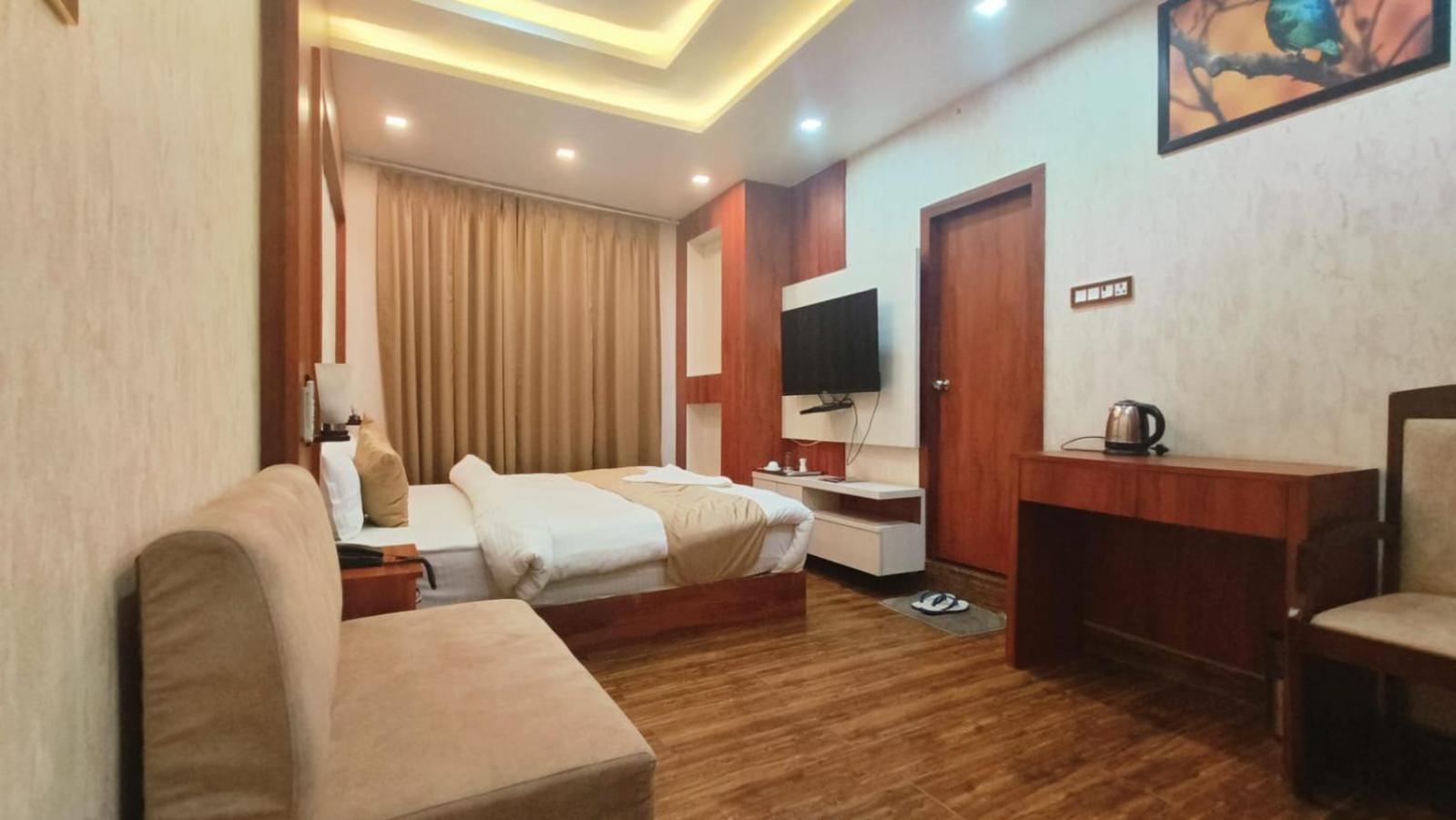 V Square Airport Hotel 勒克瑙 外观 照片