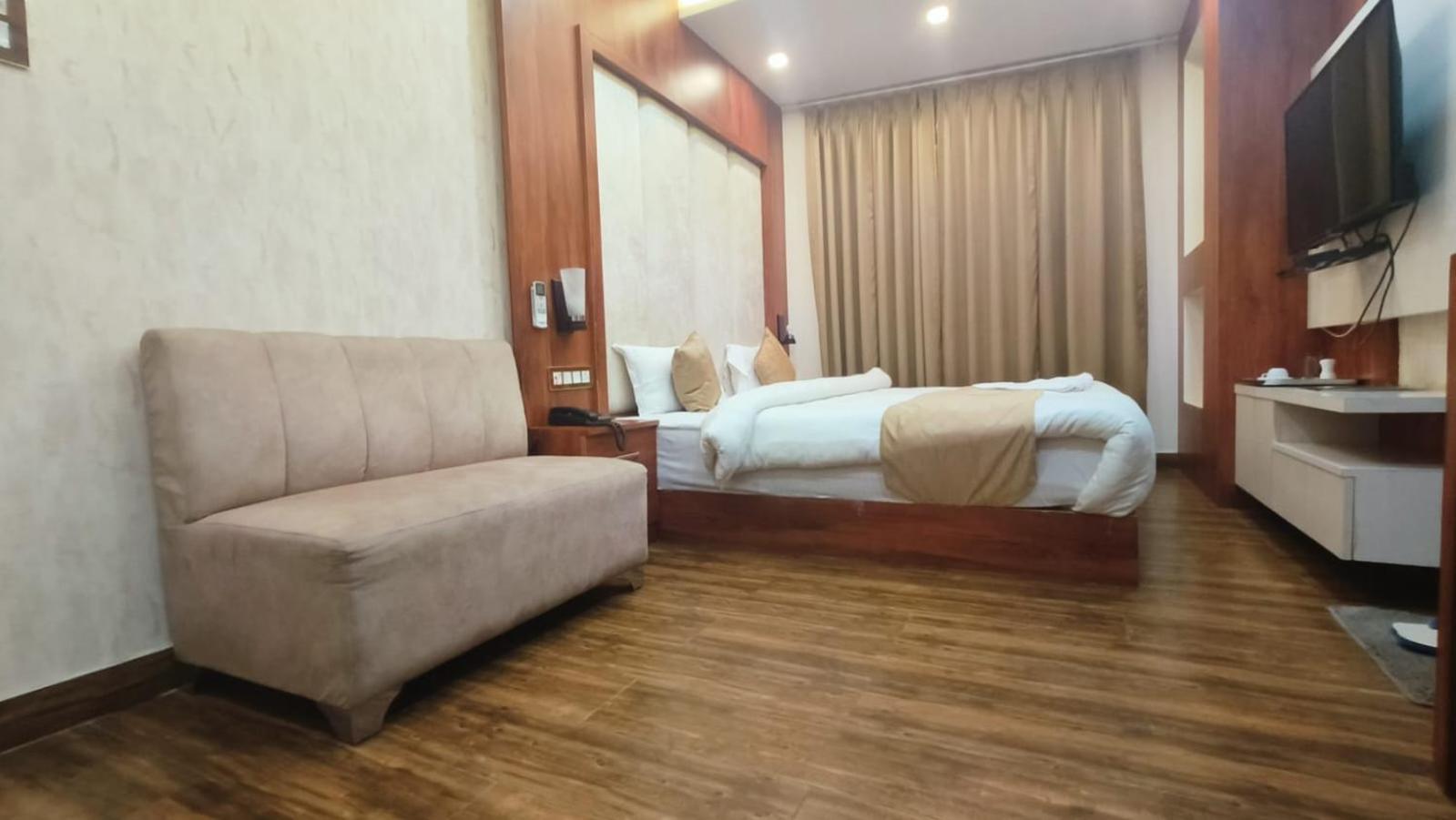 V Square Airport Hotel 勒克瑙 外观 照片