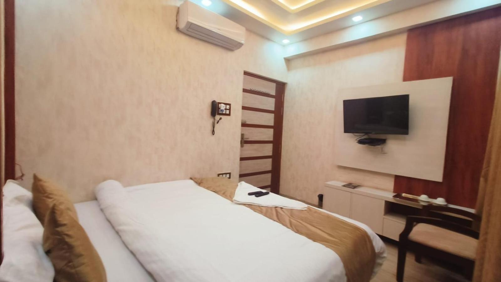 V Square Airport Hotel 勒克瑙 外观 照片