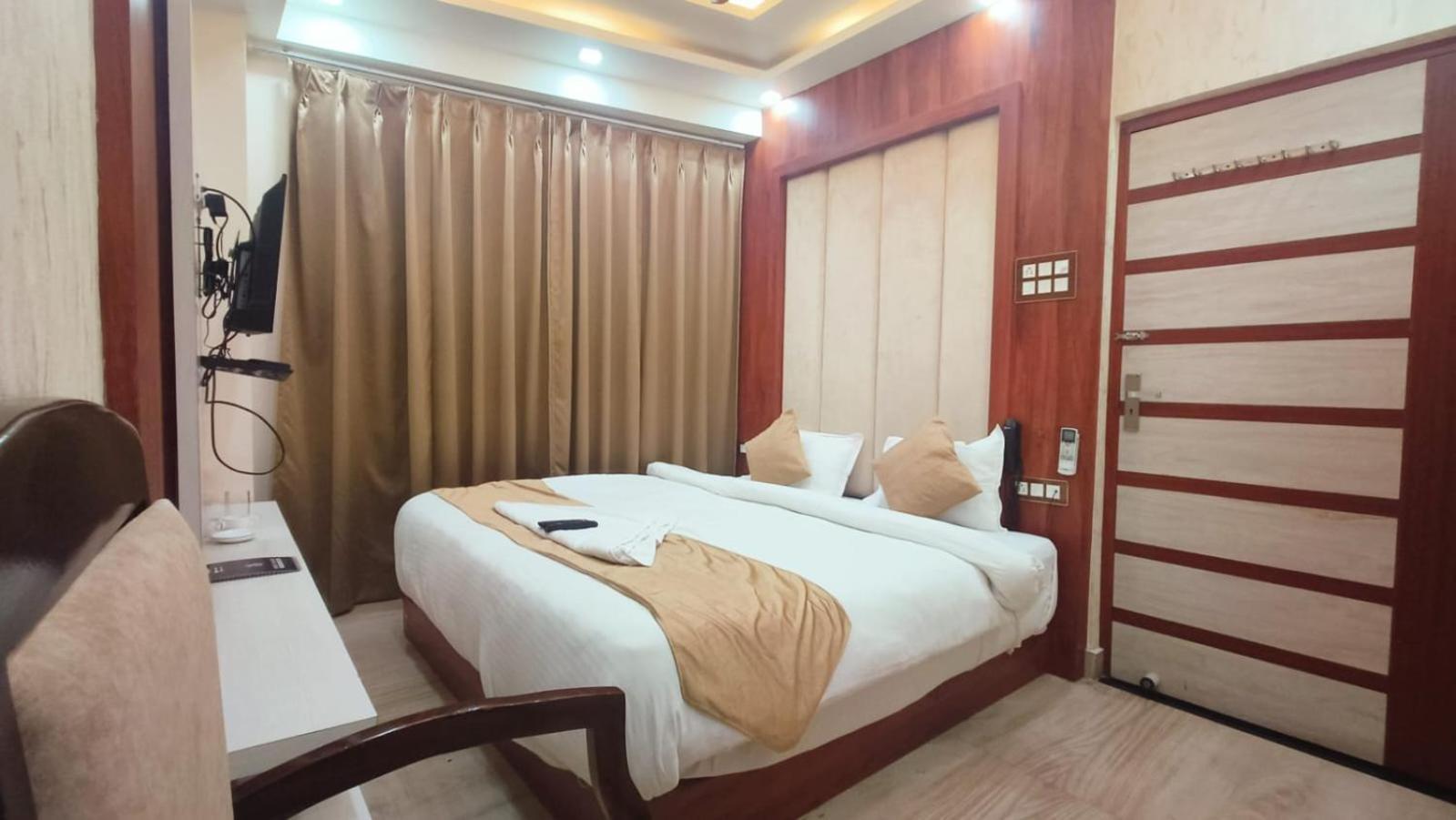 V Square Airport Hotel 勒克瑙 外观 照片