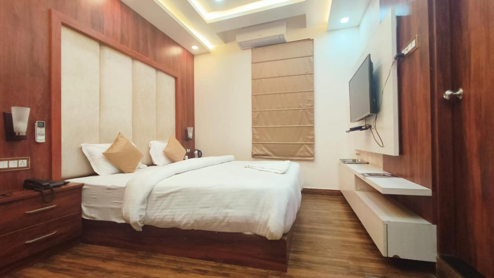 V Square Airport Hotel 勒克瑙 外观 照片
