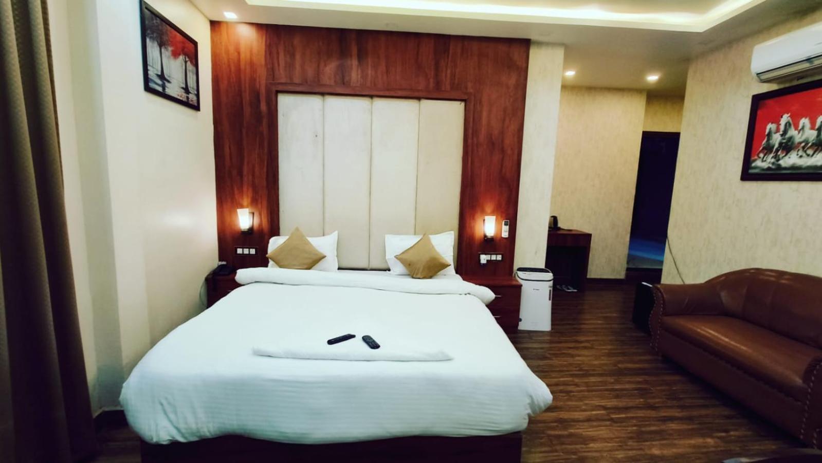 V Square Airport Hotel 勒克瑙 外观 照片