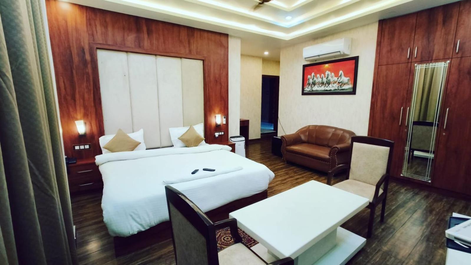 V Square Airport Hotel 勒克瑙 外观 照片
