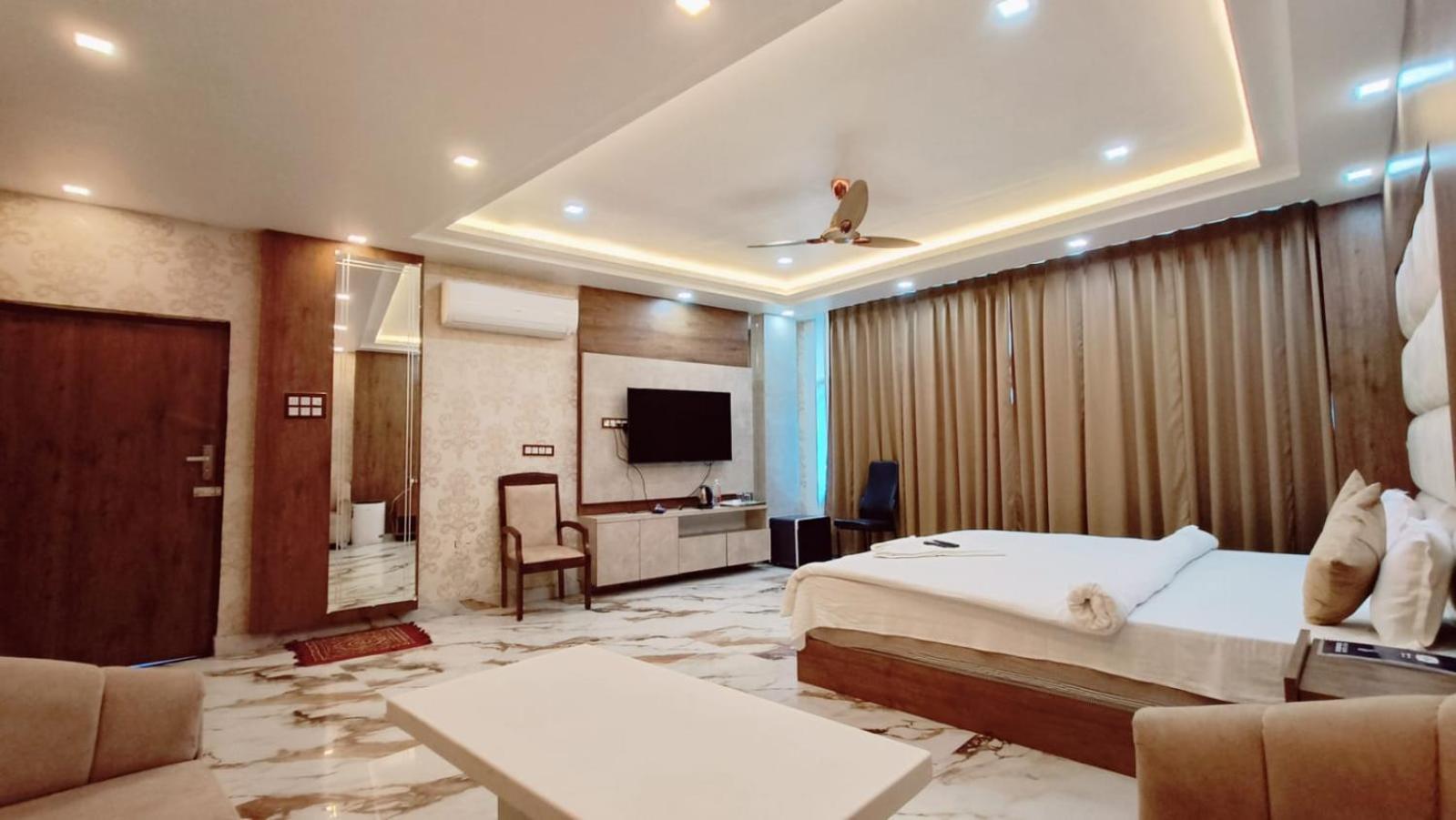 V Square Airport Hotel 勒克瑙 外观 照片