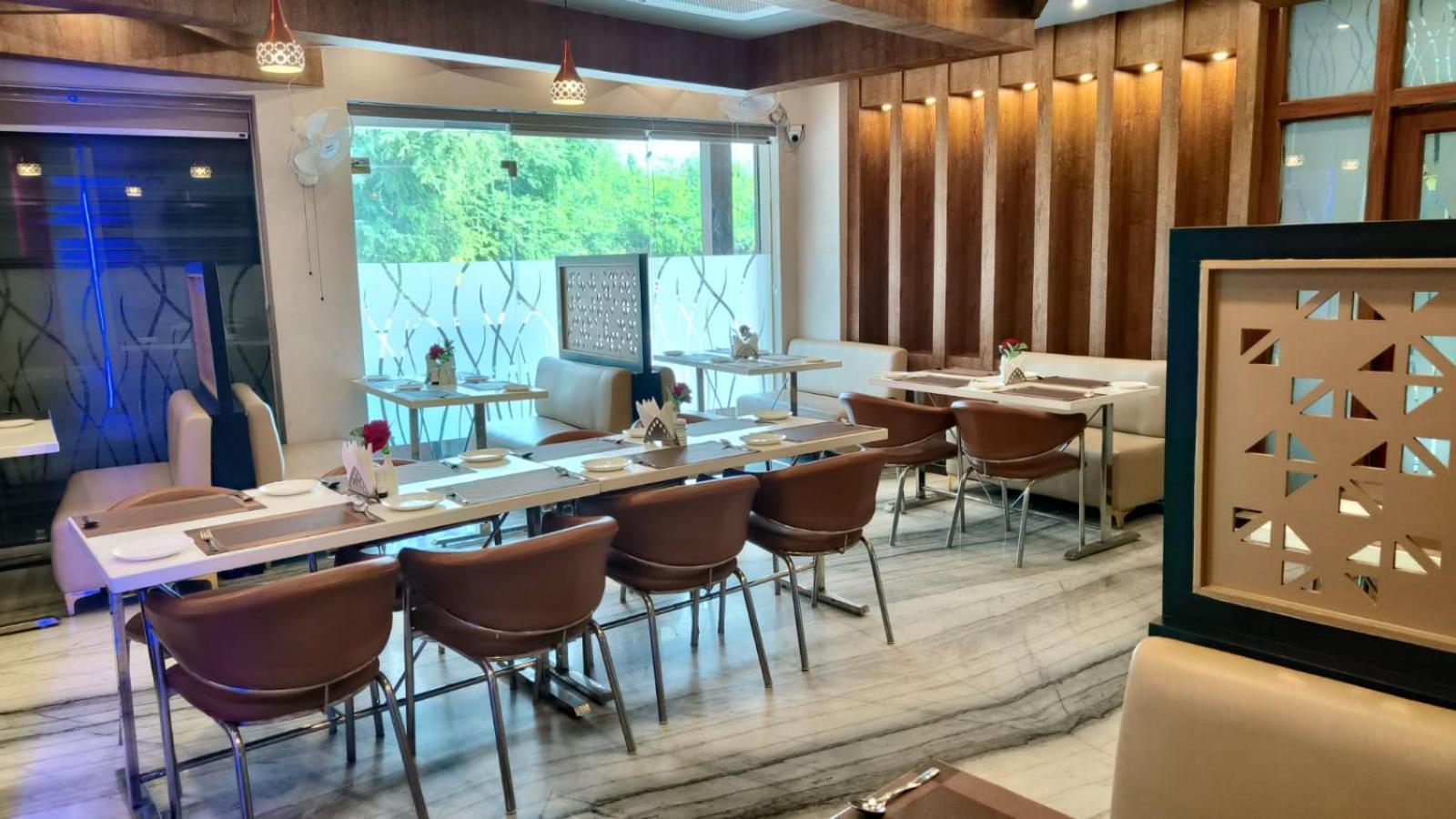 V Square Airport Hotel 勒克瑙 外观 照片