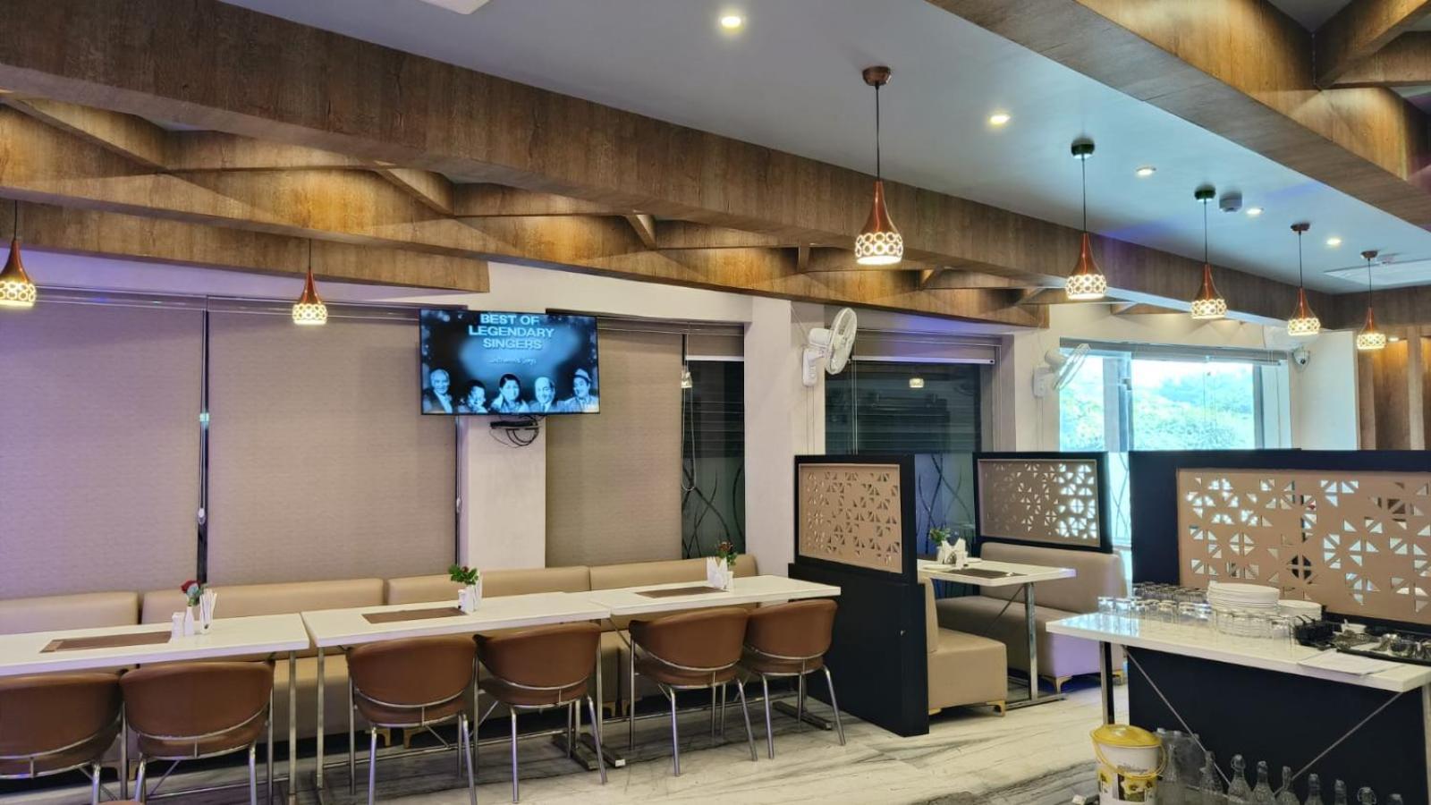 V Square Airport Hotel 勒克瑙 外观 照片